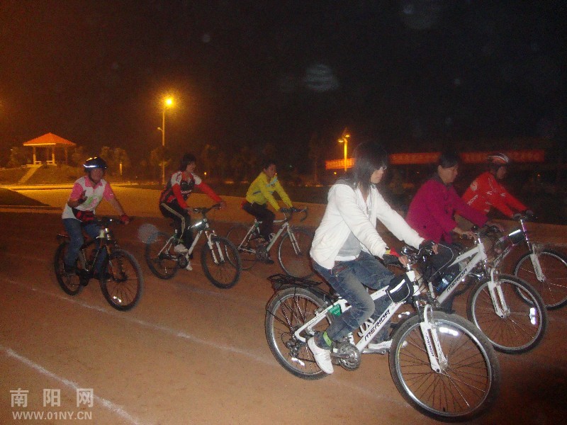 镇平单车俱乐部参加县全民运动会开幕式活动照