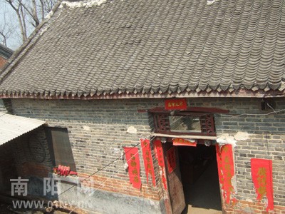      4月4日上午,记者走进刘小刚的家:三间农村老瓦房