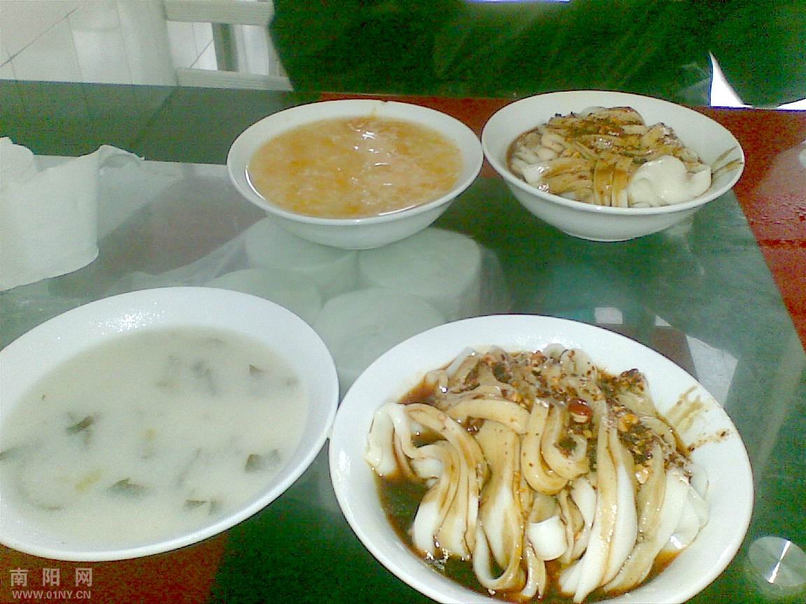 应该和汉中热面皮一脉相承……不过口感比较软和,入口即化.
