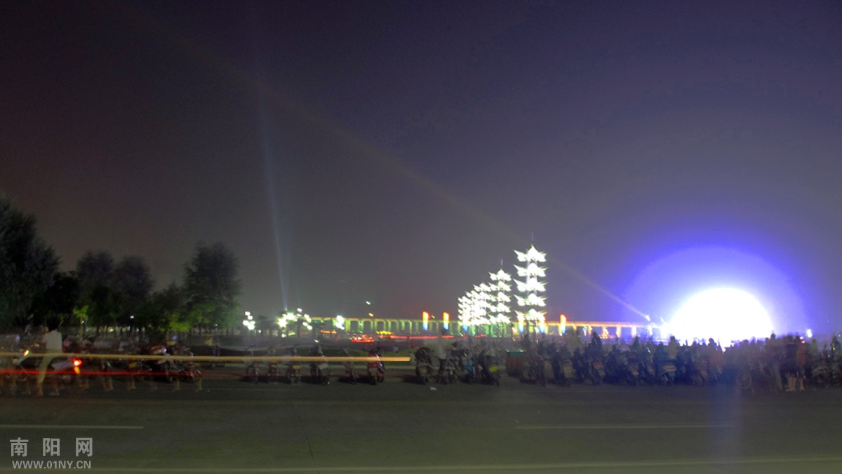 西峡县人民广场夜景