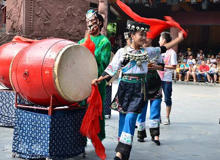 敲起鼓来唱起<em>歌</em>,<em>阿哥阿妹</em>好快乐--走进苗寨(三