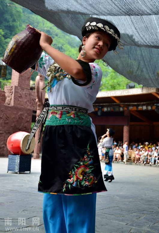 敲起鼓来唱起歌,<em>阿哥阿妹</em>好快乐--走进苗寨(三