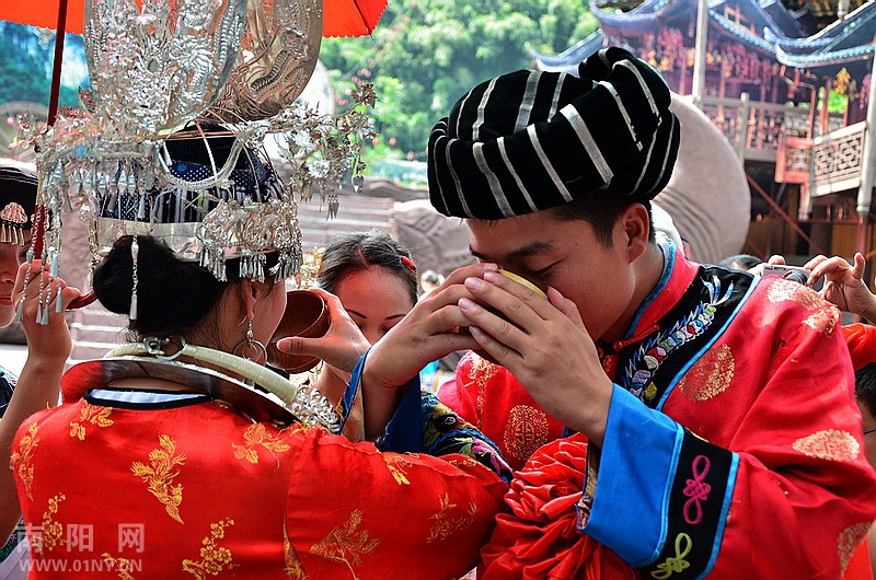 敲起鼓来唱起歌,<em>阿哥阿妹</em>好快乐--走进苗寨(三