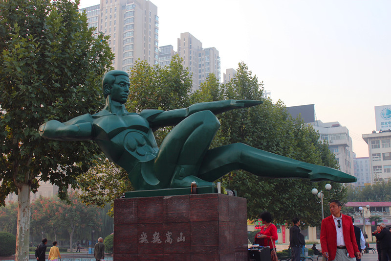 滔滔黄河------郑州绿城广场人物造型