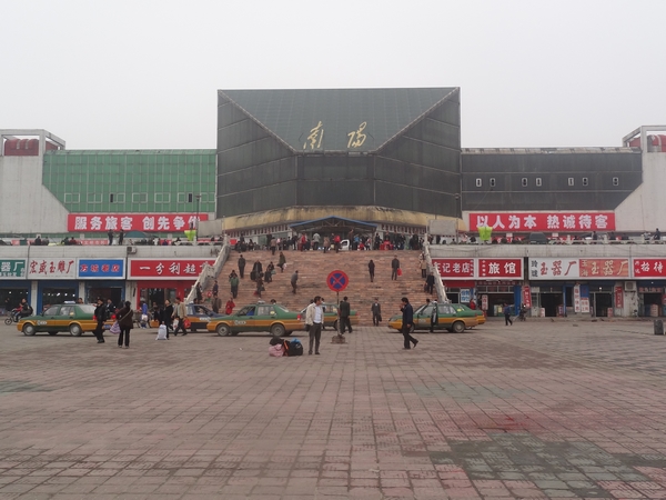 <em>南阳火车站</em>却破烂不堪