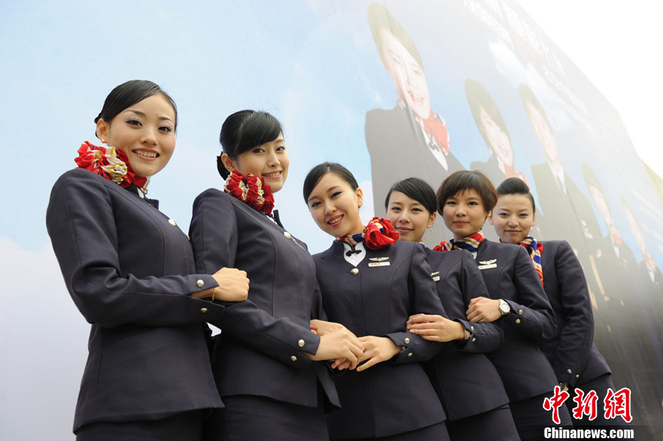 高清组图:千余美女成都竞聘30个东航空乘岗位