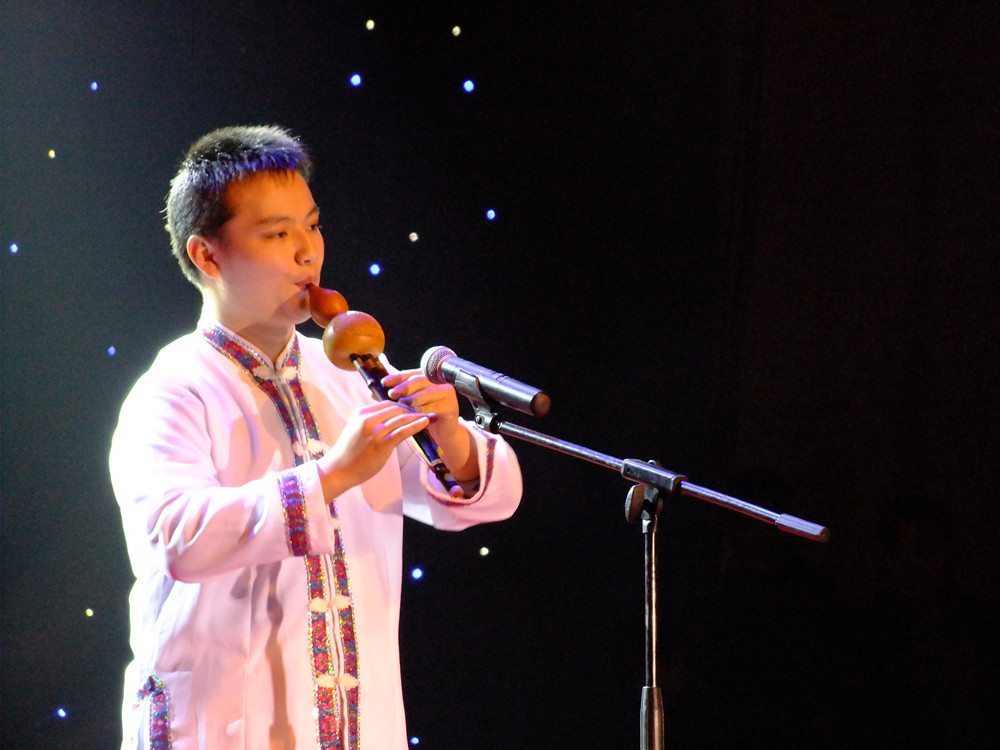 葫芦丝表演图片_纵览新闻