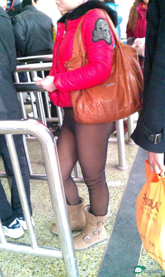 <em>大姐</em>!透<em>色</em>棉袜不带这样穿的好么!你让猥琐大叔