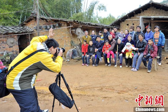 广西摄影师为山区贫困家庭拍摄"爱心全家福"