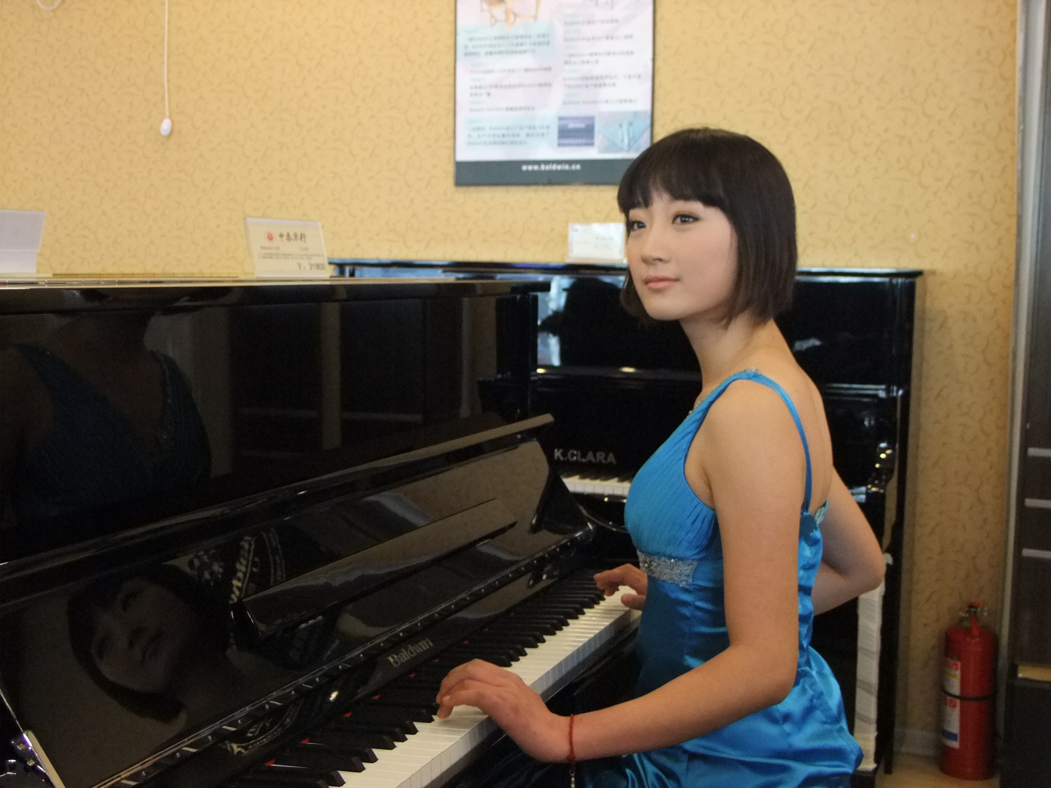 美女弹钢琴 1