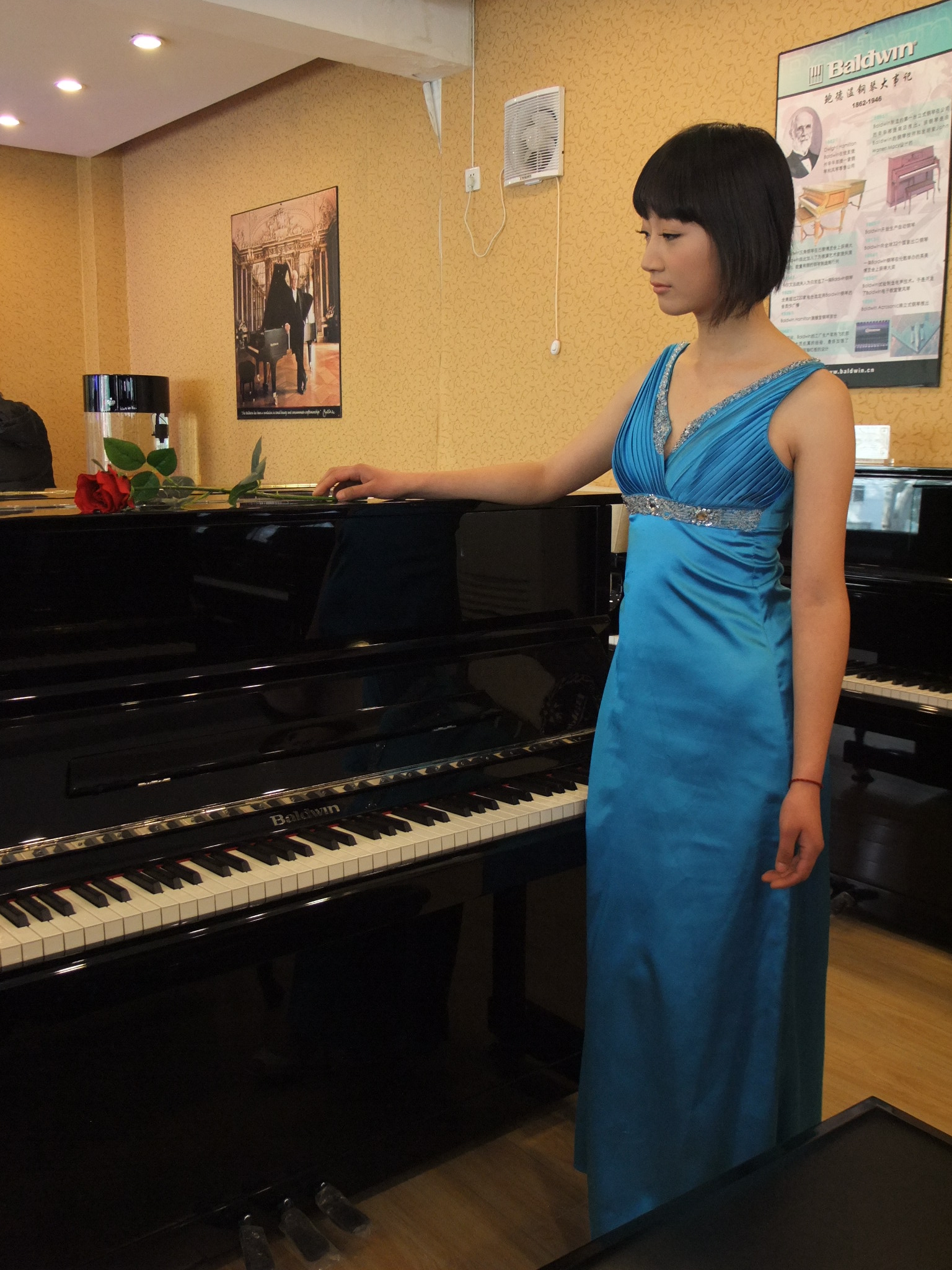 美女弹钢琴(1)