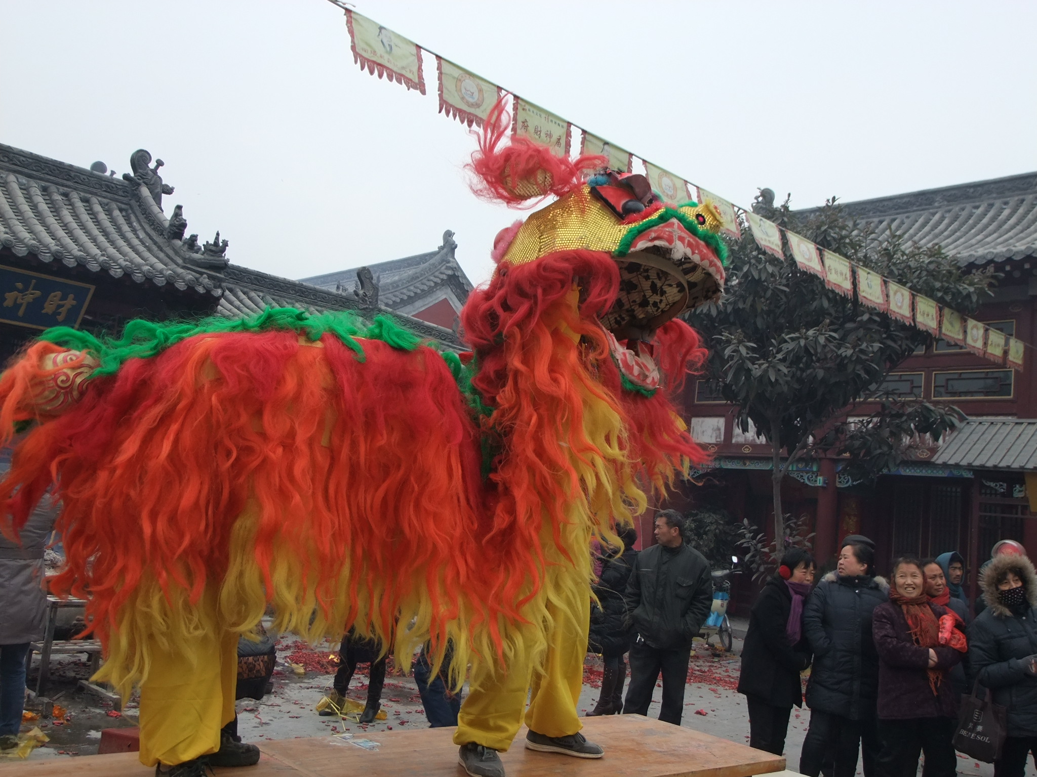 财神庙玩狮子
