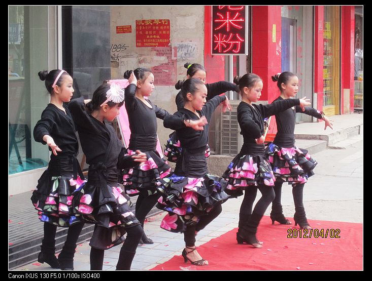 跳拉丁的小美女们