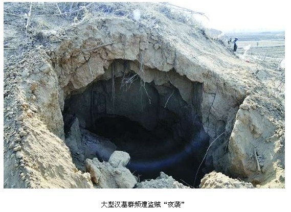 盗墓贼执砍刀与警察对峙