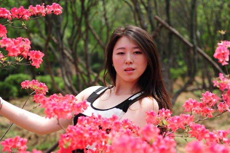 美女与杜鹃花的合影(原版照片)-人物人像-36行南阳社区-bbs.01ny.