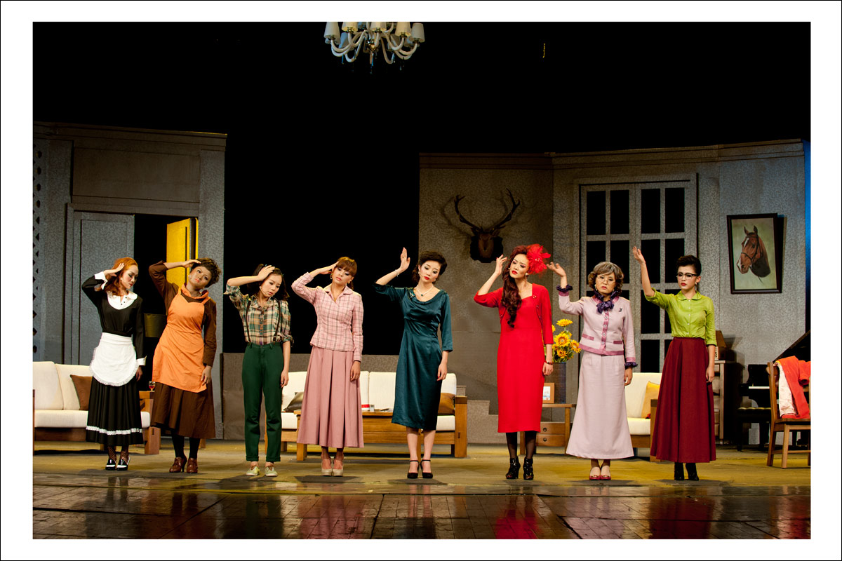 69 话剧--八个女人    《八个女人》法国剧作家罗伯特·托马斯的