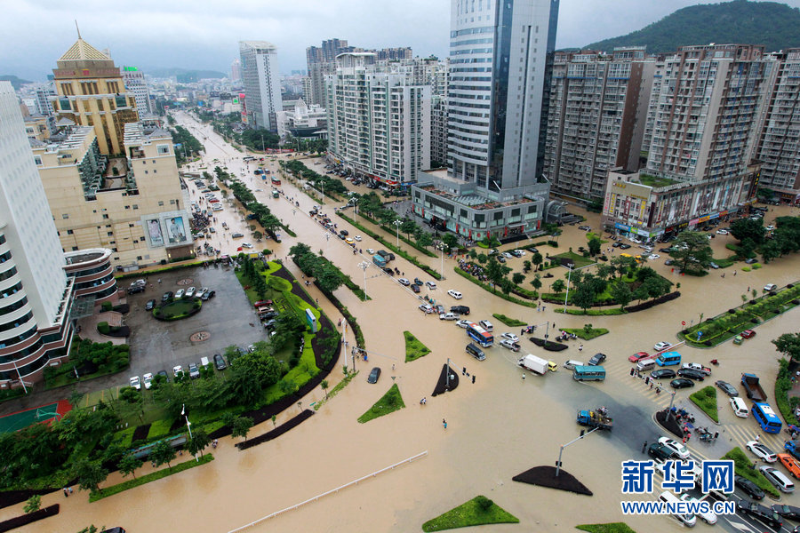 新华图片2012年06月24日,福建省福清市,昨日下午,福清突降暴雨,半座