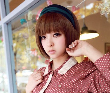 2012最IN最受欢迎的<em>女生</em>短发<em>发型</em>-香车美女-3