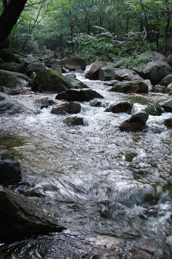 小河流水