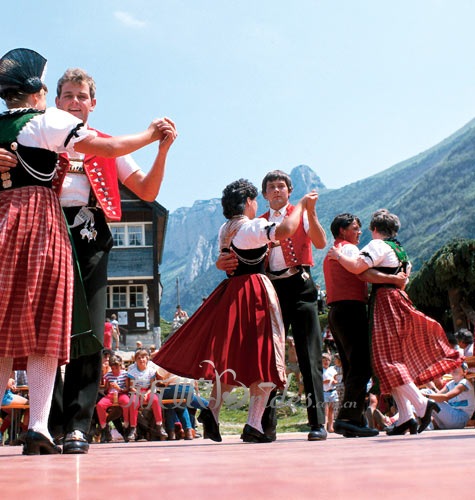 瑞士:美酒故乡的特有婚俗