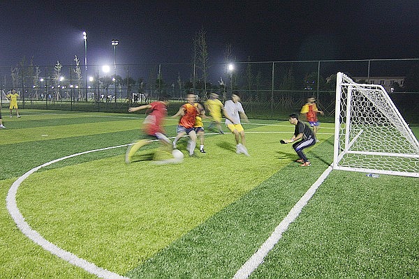 夜场的五人制足球赛-民风民俗-36行南阳社区-