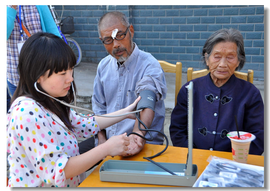 老月走进上港乡敬老院采风】 为老人们义务体