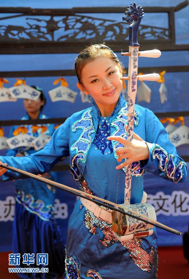 美女用瓷器演奏"瓷乐"