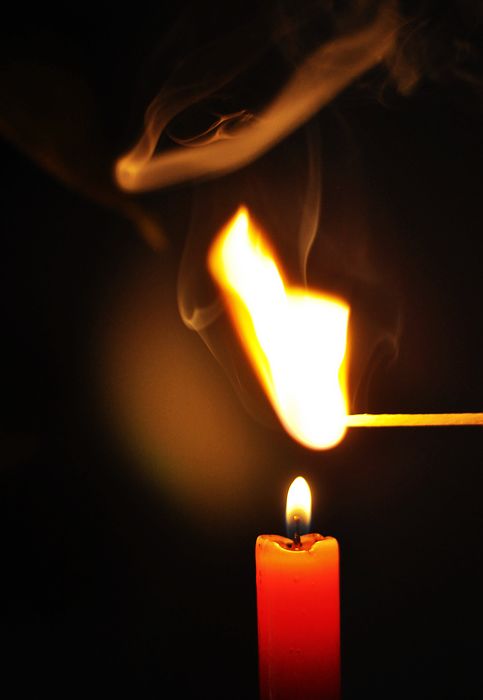 你拿着<em>火柴</em>走进一间黑屋,<em>屋子</em>里有一盏油灯,一