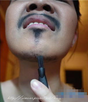 甄嬛传在台湾真的很火,笑死人的雍正妆,这女