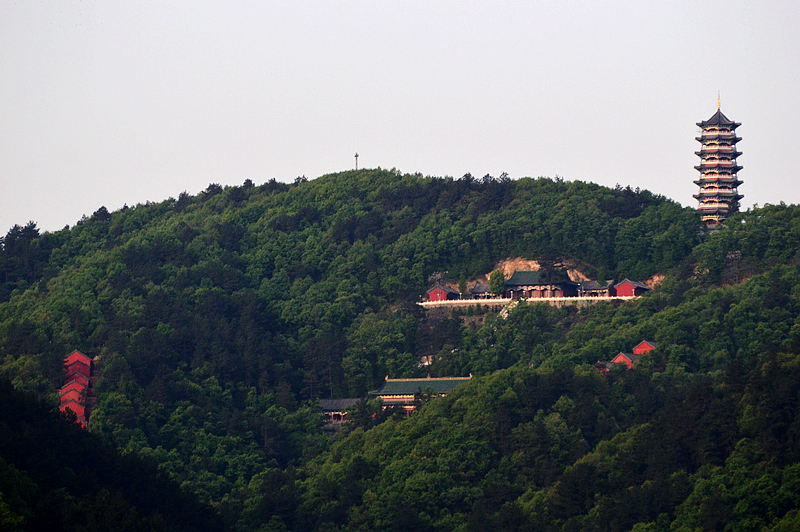 从西峡县宾馆遥看寺山燃灯寺