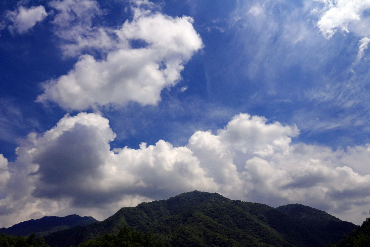 游老界岭作业1:宿处正午的天空