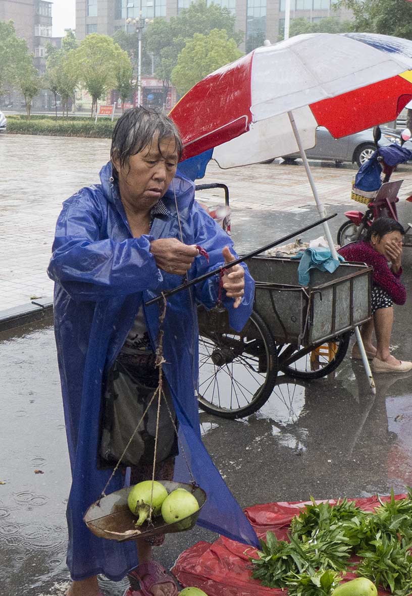 8月24日雨中小贩