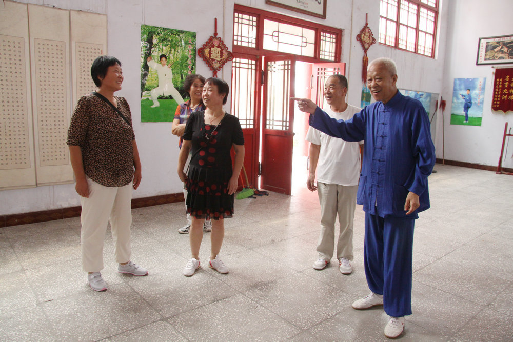 太极拳大师陈庆州同学员们交谈