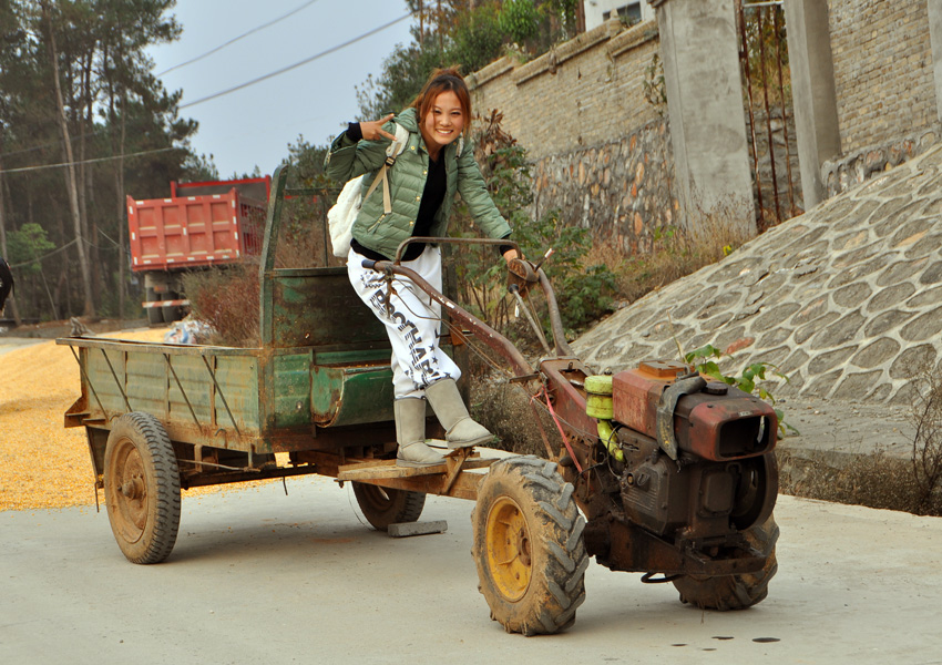 美女拖拉机手