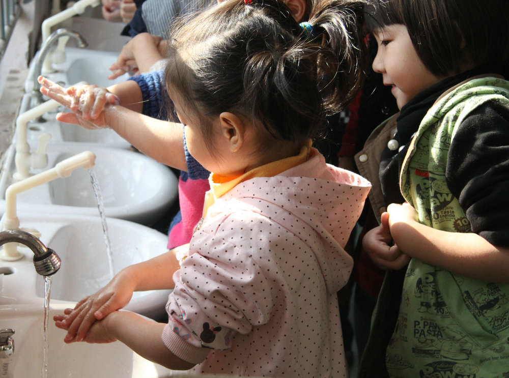 幼儿园小朋友练习洗手