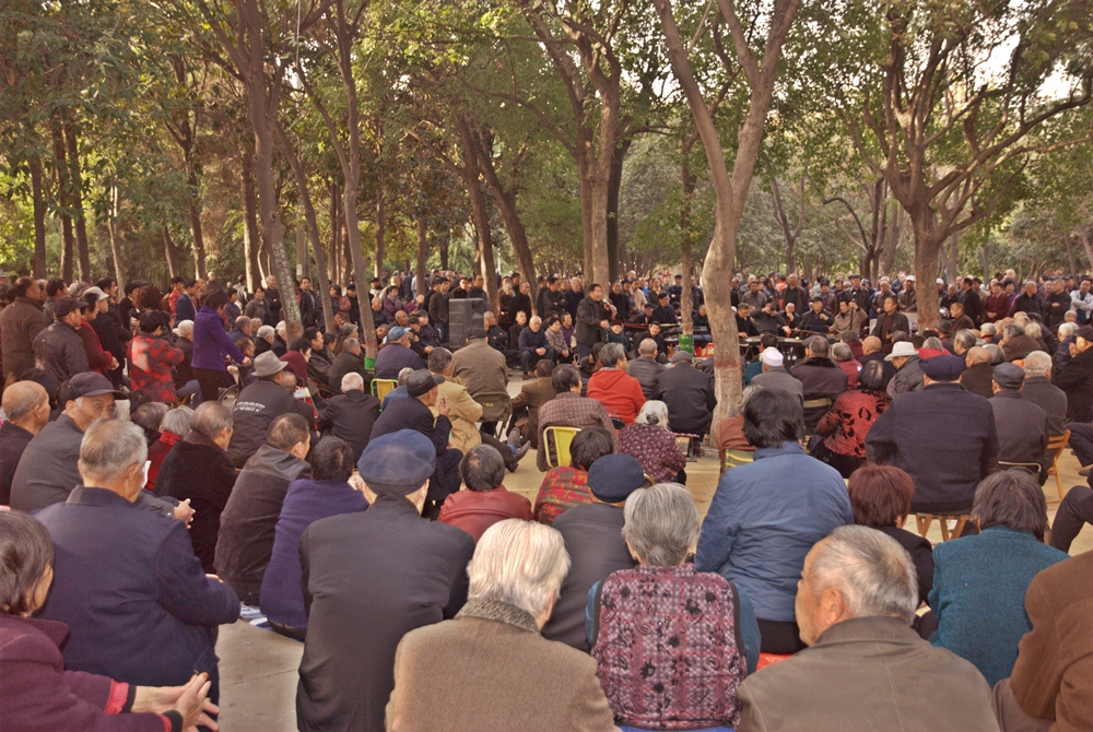 七十多歲老漢 人民公園學唱戲 引來眾多戲迷