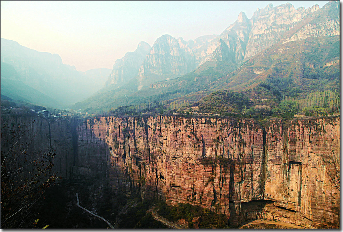 《举起手来》拍摄地之奇特山路