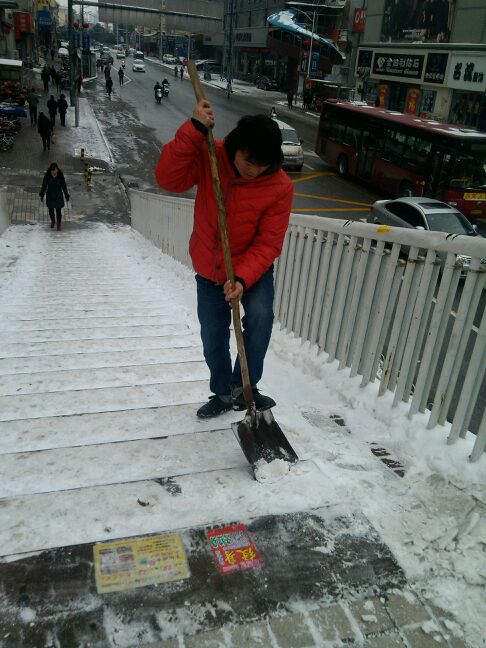 南阳博爱团队8名网友义务铲雪 让行人出行方便