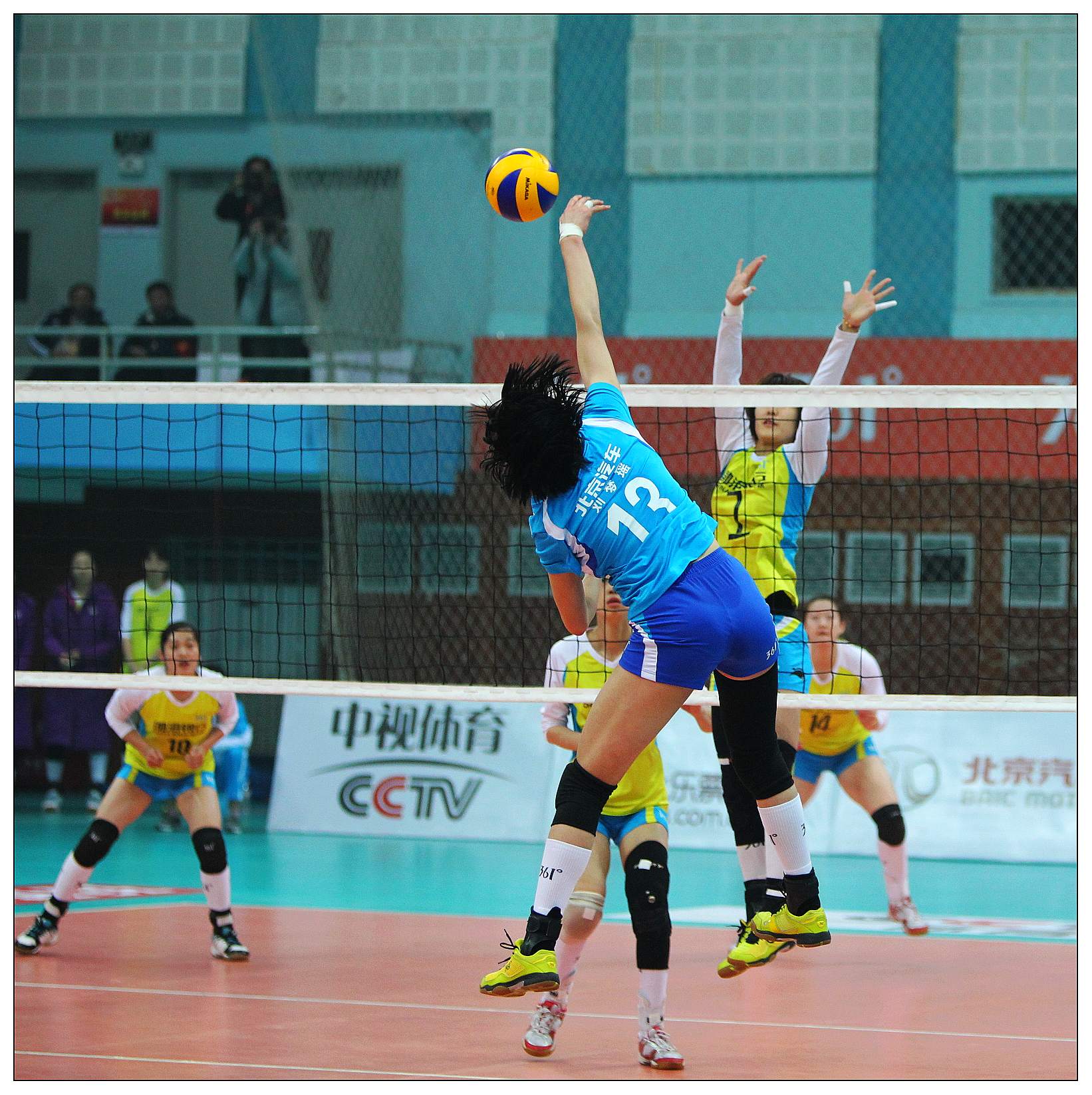 2月15日拍北京女排对辽宁女排比赛,北京以3比