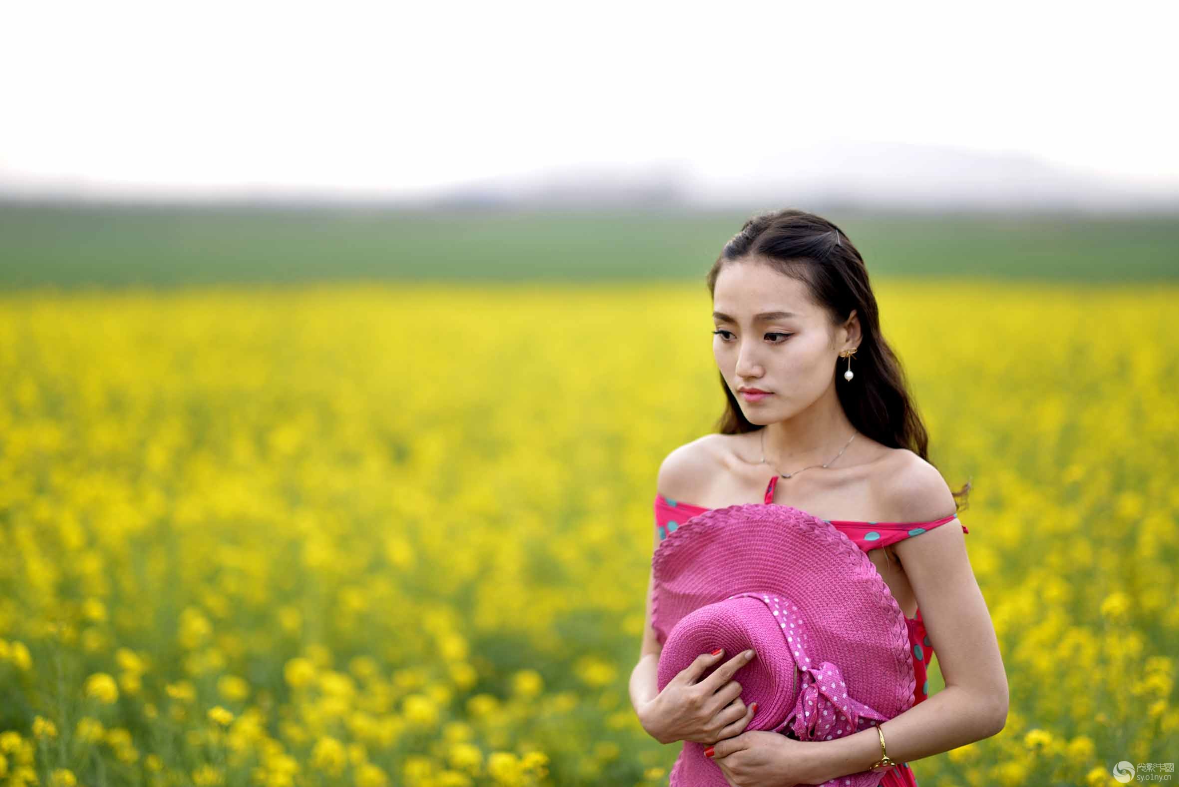 油菜花中的美少女-3