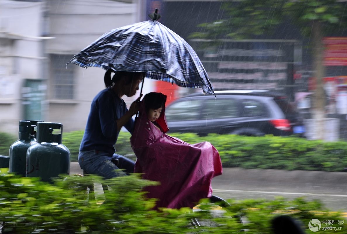 冒雨前行