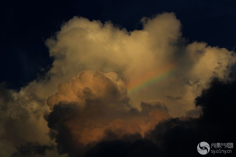 难得一见的云里的彩虹.jpg2-金韵模特秀-36行南阳社区-36.01ny.cn