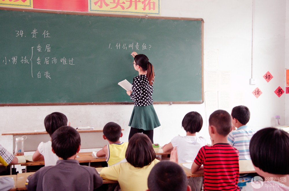 老人仓移民小学的青年女教师(组照)-走进移民