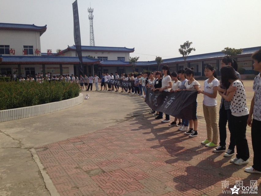 各界青年群众迎接救人牺牲英雄殷晓非魂归故里