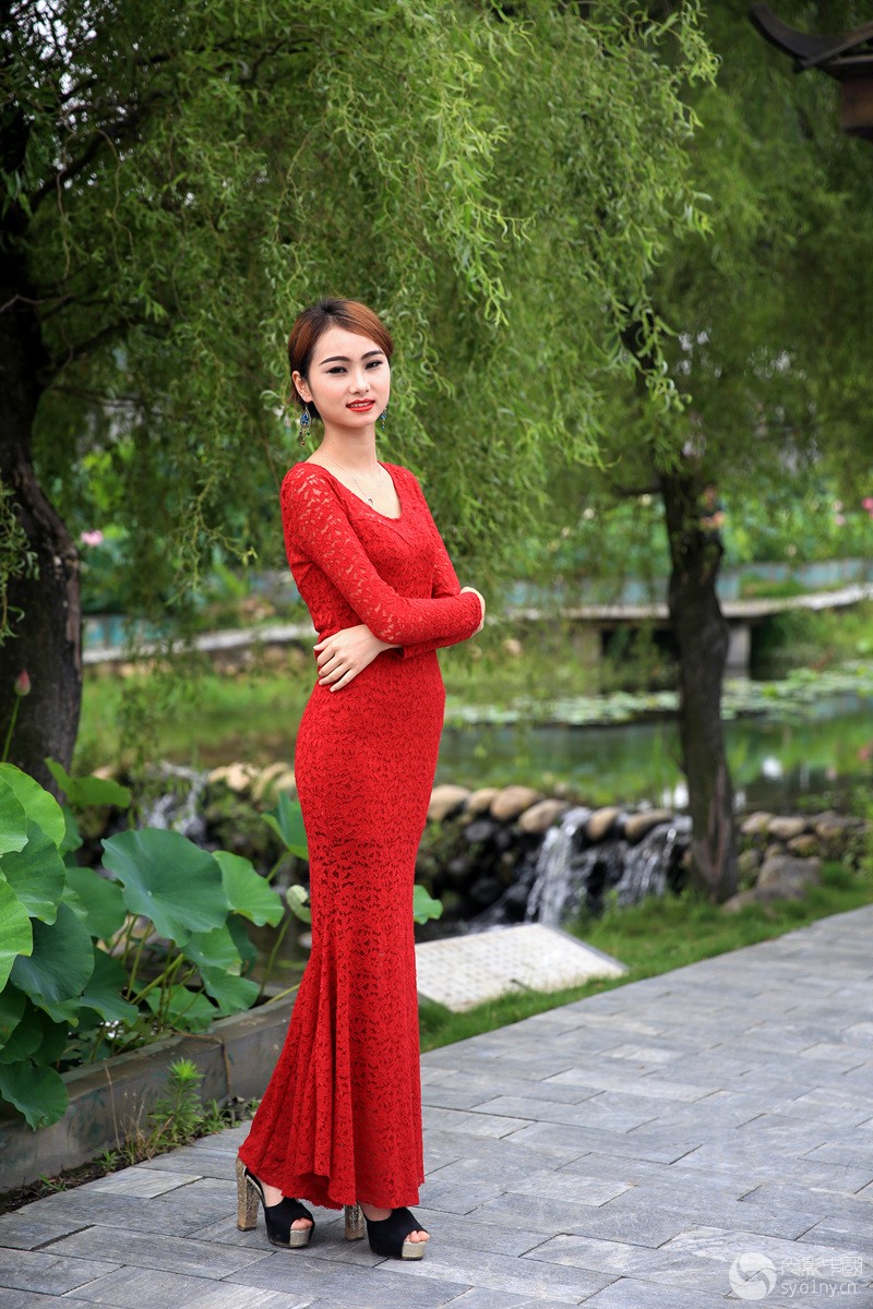 [方城 走进万家园莲花人像-红衣女郎
