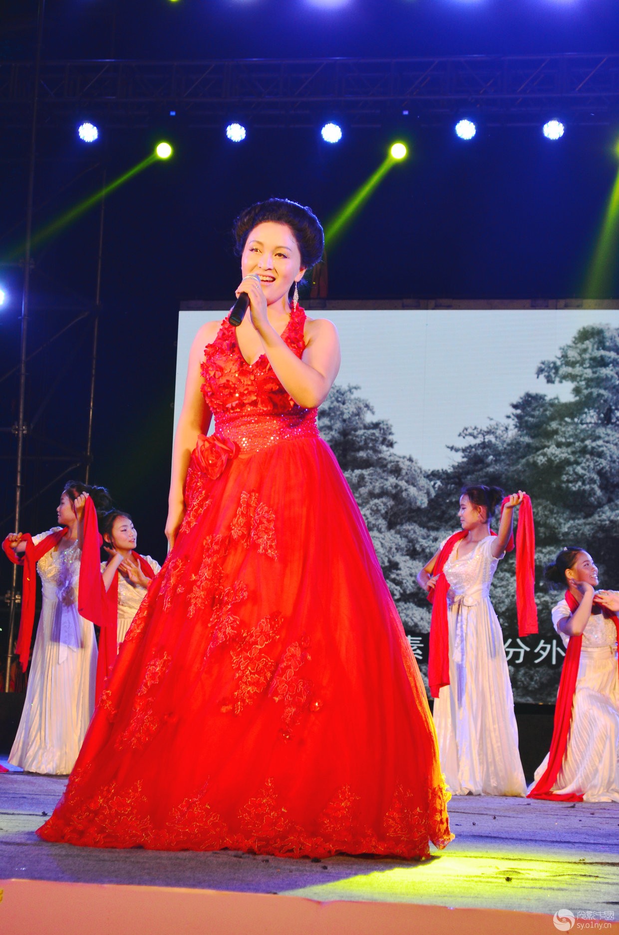 女声独唱一沁园春雪