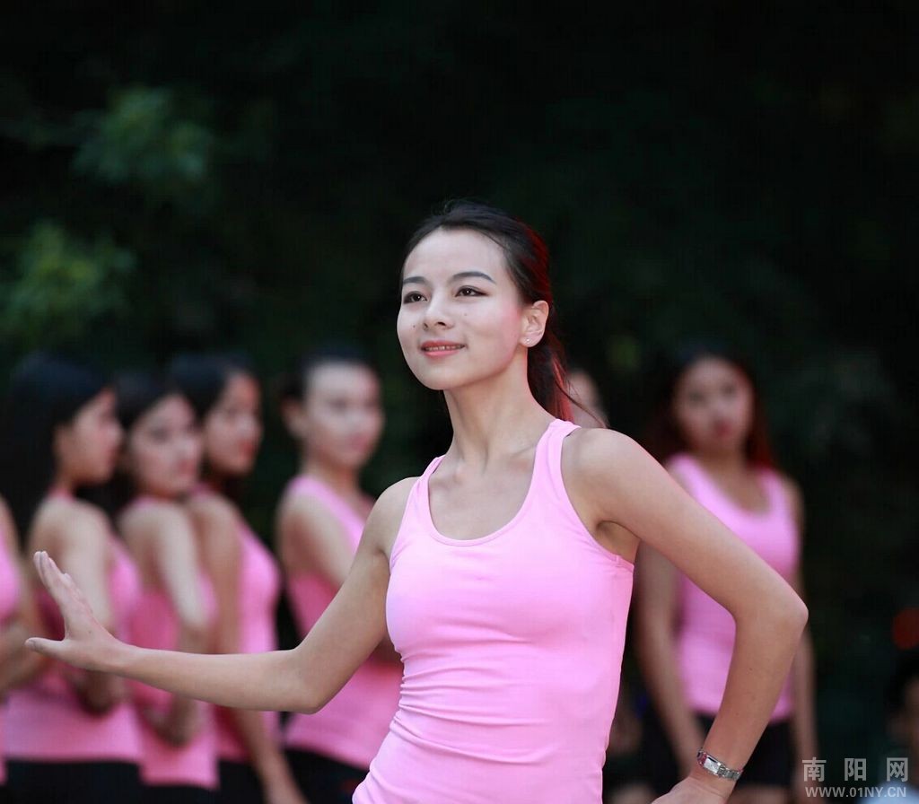 国家<em>女子</em>健身队及中新社采访<em>小分队</em>与理县群众