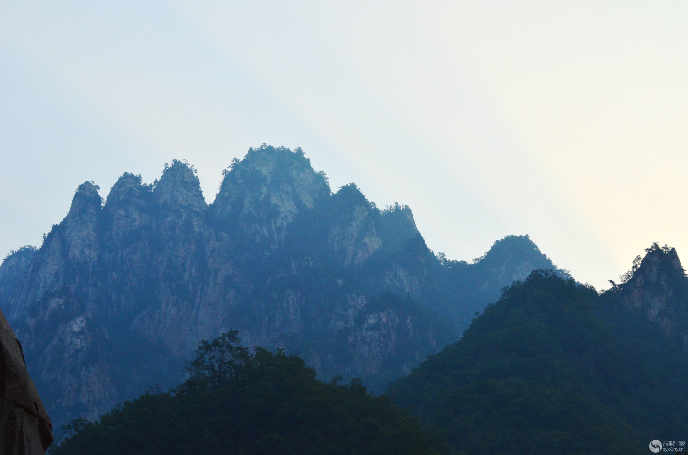 晨曦中的伏牛山