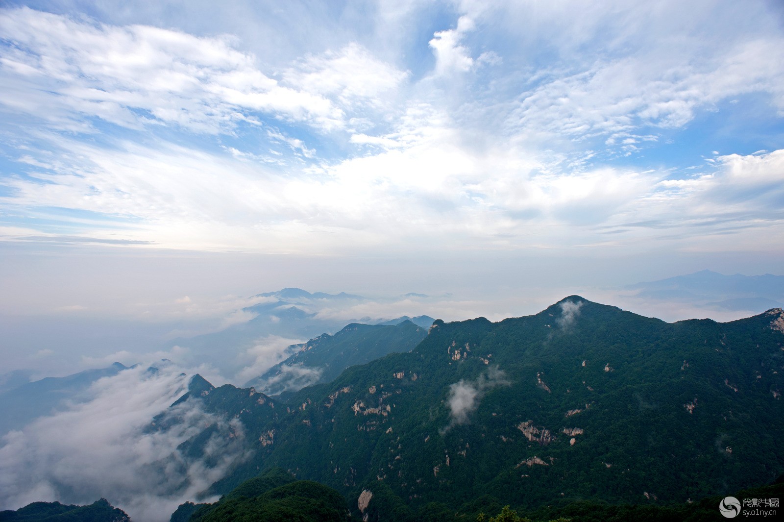 镇平五朵山北顶日出云海.