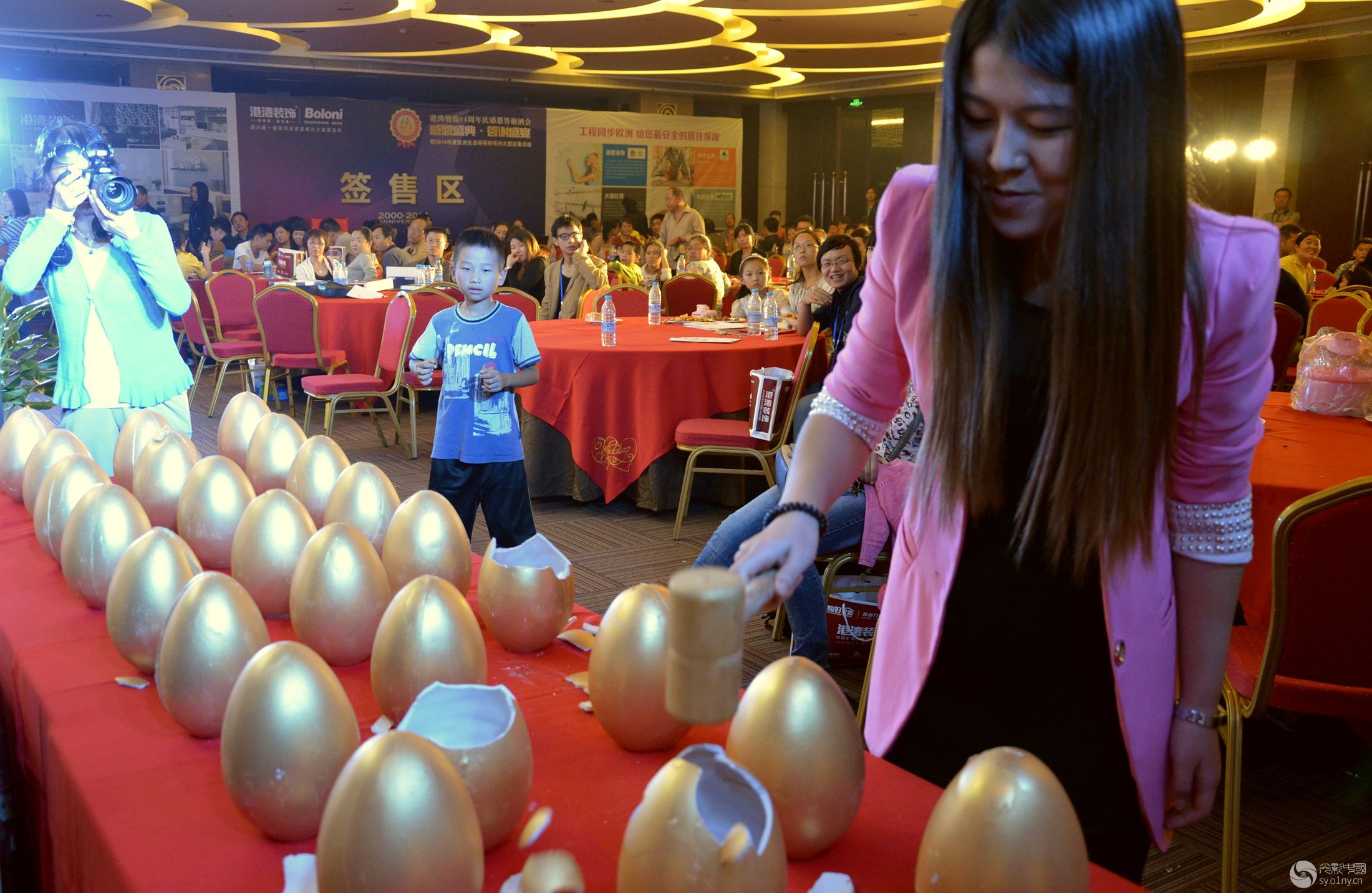 港湾装饰店庆盛典上的砸金蛋活动-新闻纪实-36行南阳社区-36.01ny.cn
